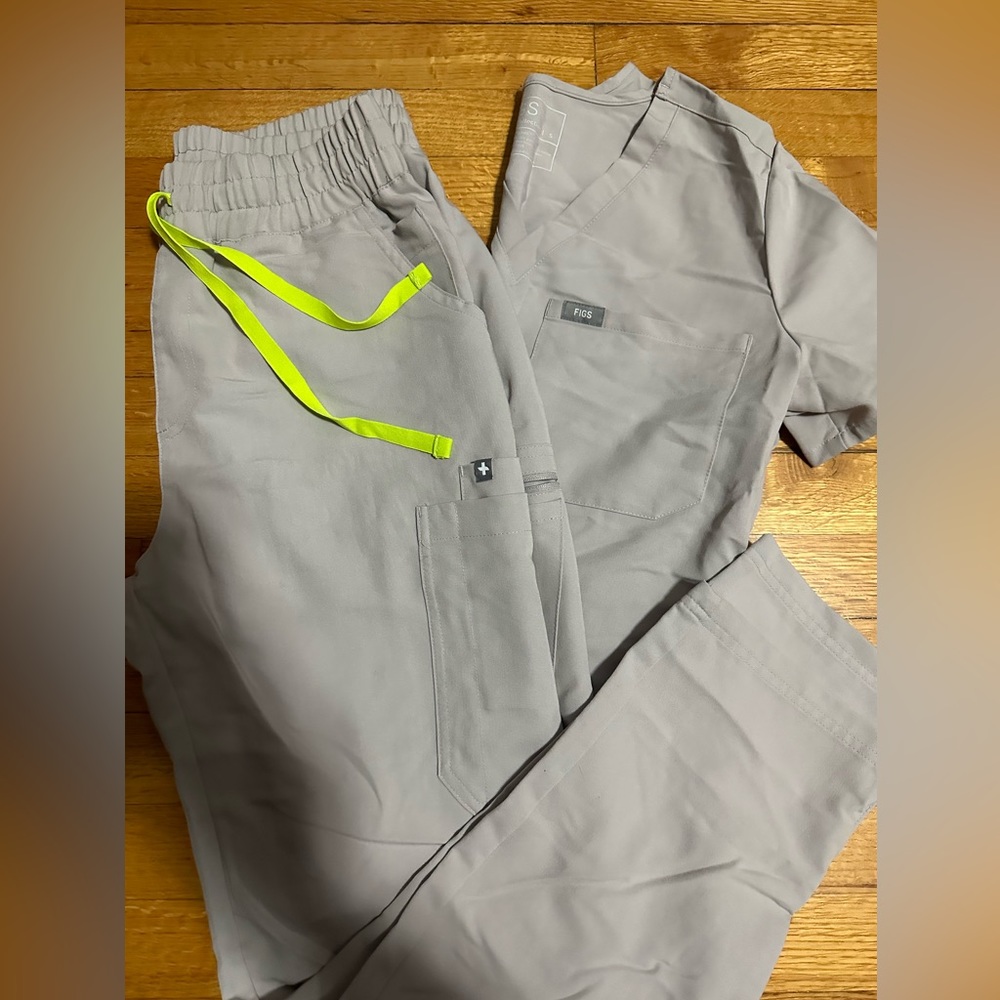 Figs small scrub top and medium pants set